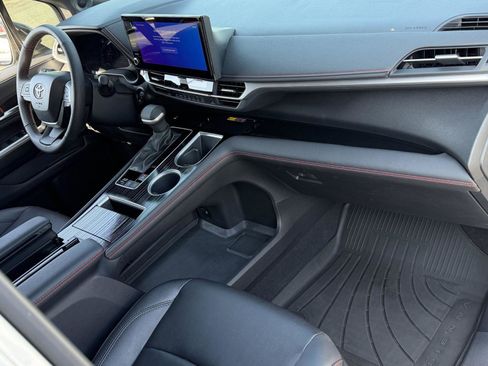 Used 2025 Toyota Sienna XSE w/ XSE Plus Package image 23