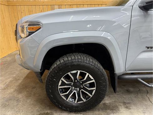 Used 2020 Toyota Tacoma TRD Sport AWD/4WD image 16