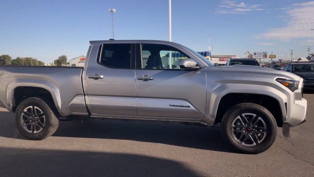 Used 2025 Toyota Tacoma TRD Sport AWD/4WD image 3