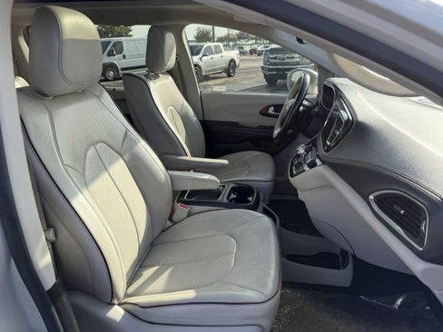 Used 2019 Chrysler Pacifica Limited w/ Advanced Safetytec Group FWD image 27
