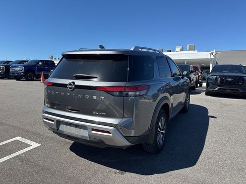 Used 2022 Nissan Pathfinder SL image 2