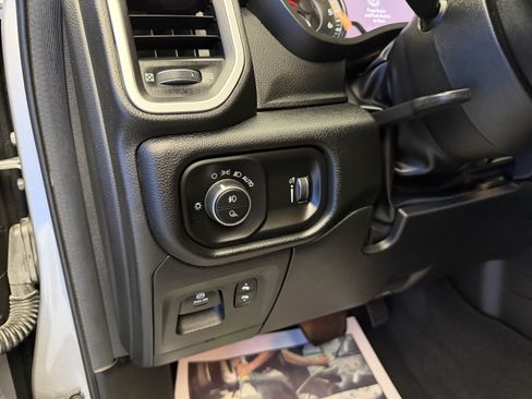 Used 2022 RAM 1500 4x4 Crew Cab image 15