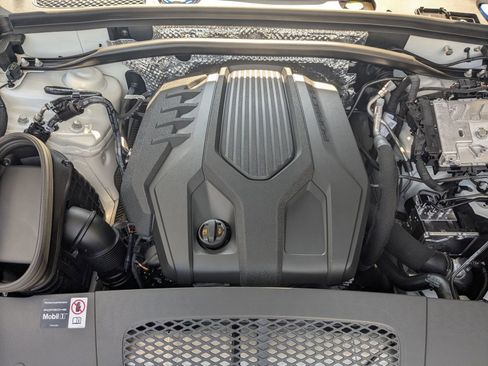 Used 2025 Porsche Macan Turbo image 29