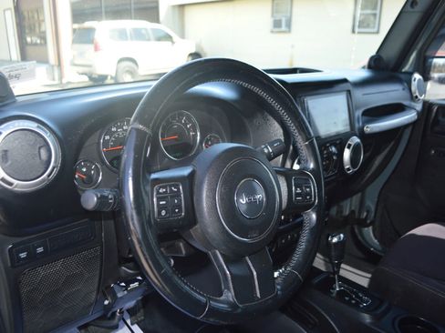 Used 2014 Jeep Wrangler Unlimited Rubicon w/ Dual Top Group AWD/4WD image 15
