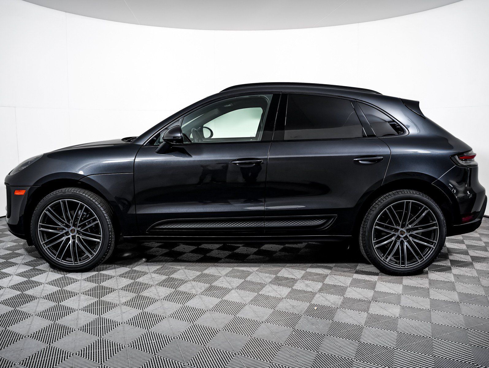 Certified 2024 Porsche Macan AWD/4WD image 2