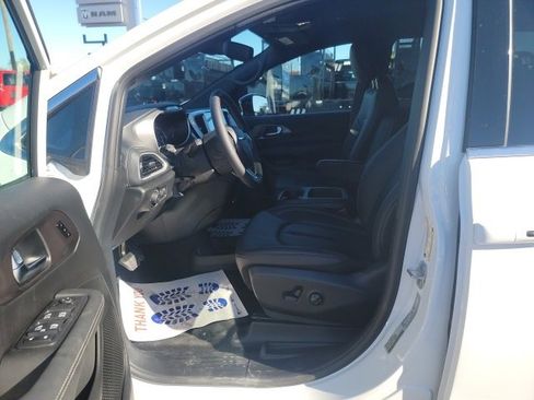 New 2025 Chrysler Pacifica Select image 14