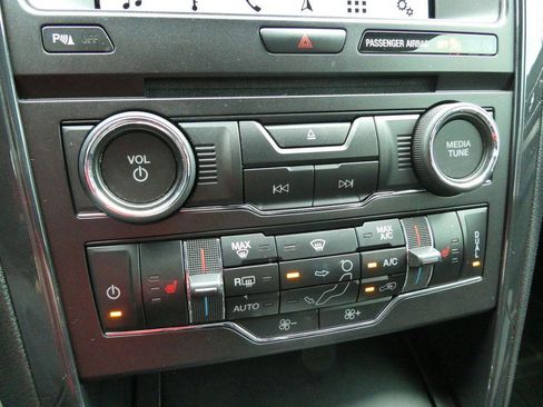 Used 2018 Ford Explorer XLT w/ Equipment Group 202A FWD image 29