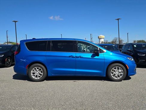 New 2026 Chrysler Pacifica Select image 2