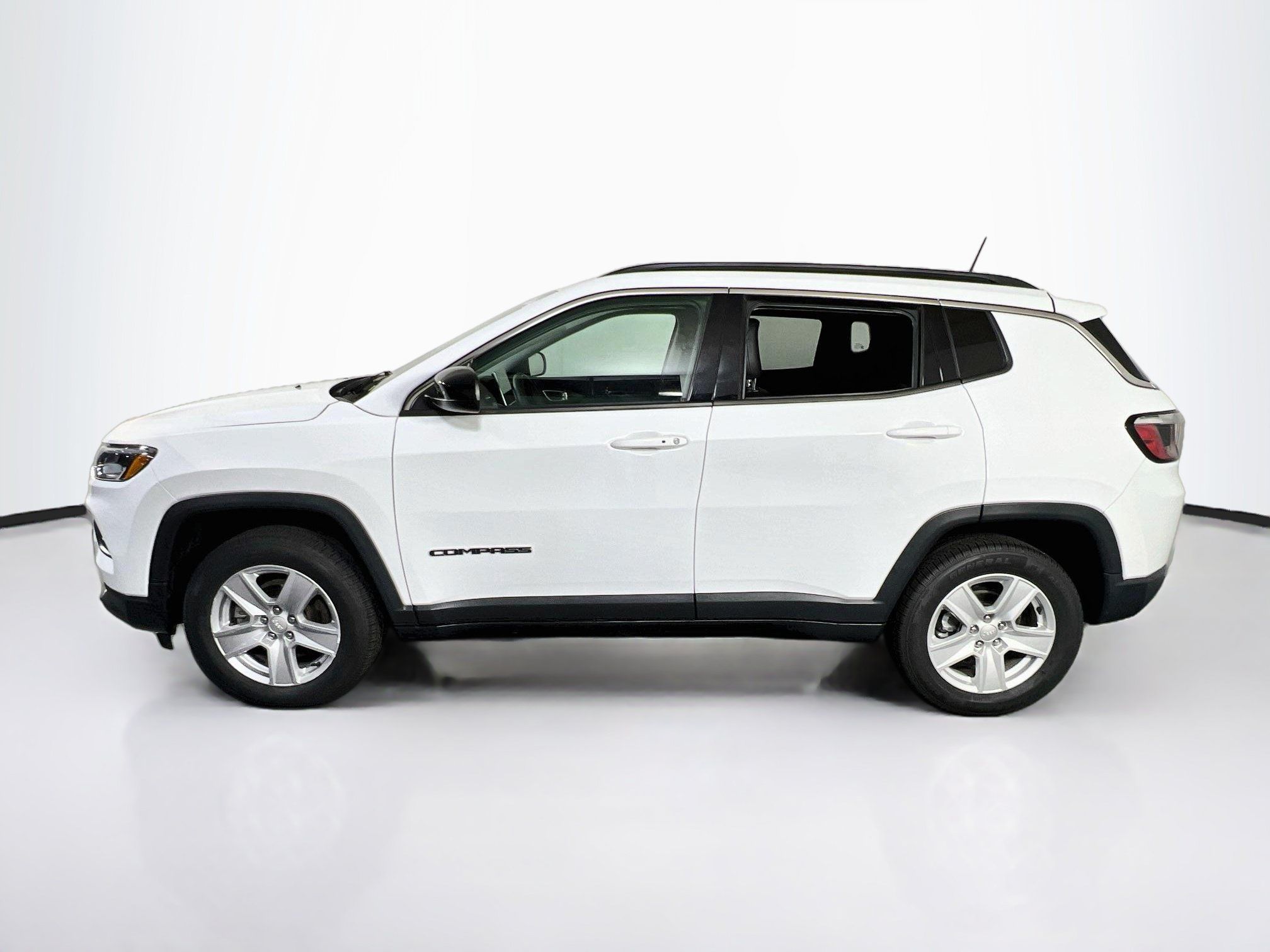 Used 2022 Jeep Compass Latitude w/ Sun and Sound Group AWD/4WD image 8