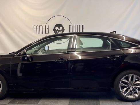 Used 2019 Toyota Avalon XLE image 2