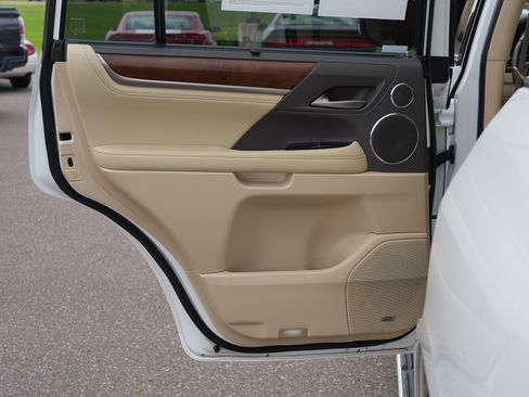Used 2016 Lexus LX 570 4WD w/ Luxury Package image 20