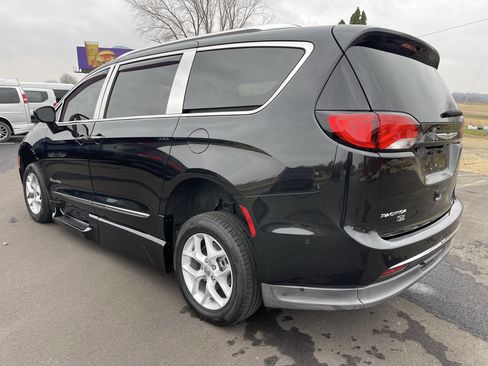 Used 2019 Chrysler Pacifica Touring-L image 9