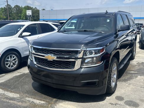 Used 2019 Chevrolet Suburban LT RWD image 3