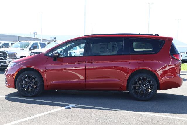 New 2026 Chrysler Pacifica Limited w/ S Appearance Package AWD/4WD image 3