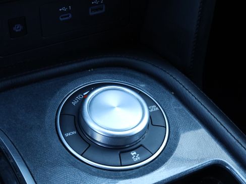 Used 2024 Nissan Armada SV image 9