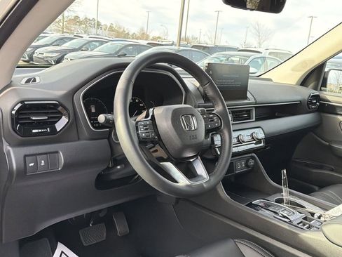 Used 2025 Honda Pilot EX-L image 10