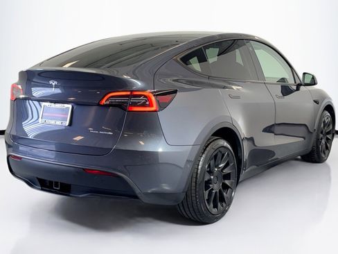 Used 2022 Tesla Model Y Long Range AWD/4WD image 5