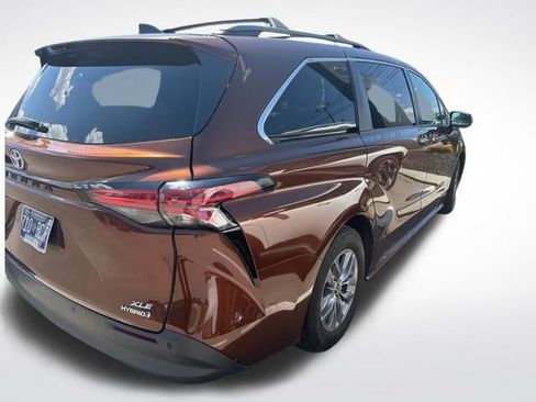 Used 2021 Toyota Sienna XLE image 6