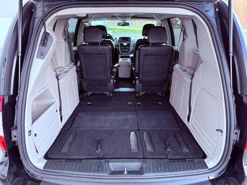 Used 2015 Chrysler Town & Country Touring image 26