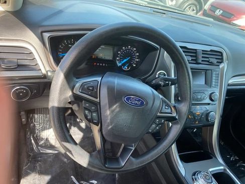 Used 2017 Ford Fusion SE FWD image 12