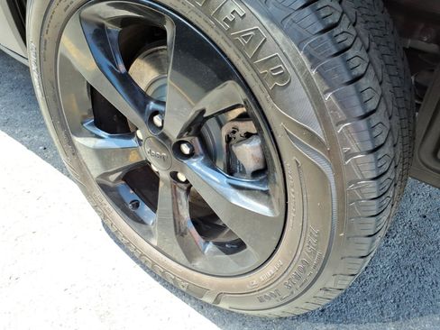 Used 2021 Jeep Cherokee Latitude Plus AWD/4WD image 29