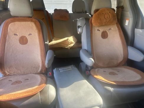 Used 2017 Toyota Sienna XLE image 18