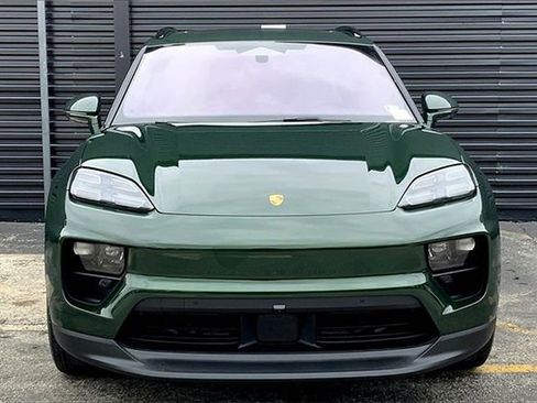 Certified 2025 Porsche Macan Electric image 13