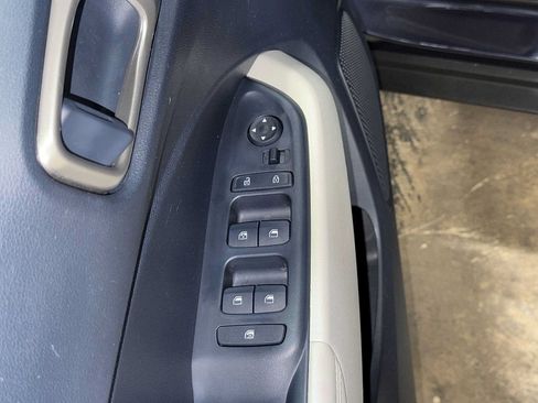 Used 2023 Hyundai Venue Limited FWD image 23