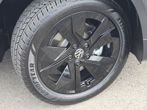 New 2026 Volkswagen Taos SE FWD image 14