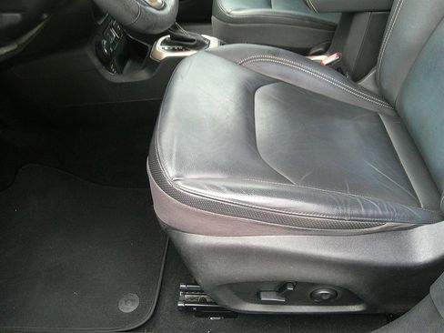 Used 2016 Jeep Renegade Limited w/ Safety & Security Group image 13