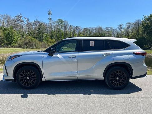 Used 2025 Toyota Highlander XSE image 2