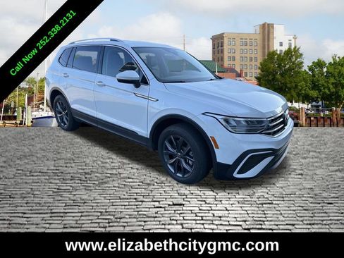Used 2023 Volkswagen Tiguan SE FWD image 1