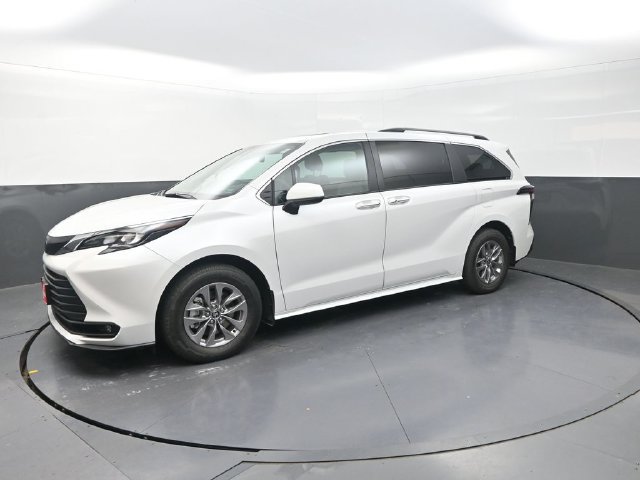 Used 2026 Toyota Sienna XLE FWD image 3