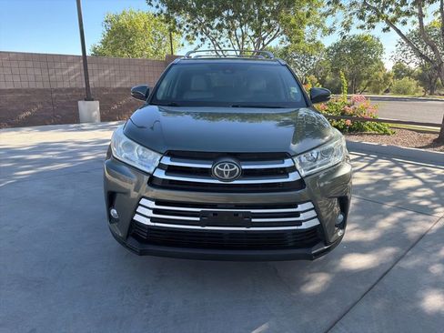 Used 2018 Toyota Highlander XLE AWD/4WD image 5