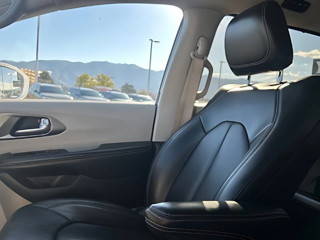 Used 2022 Chrysler Pacifica Touring-L FWD image 32