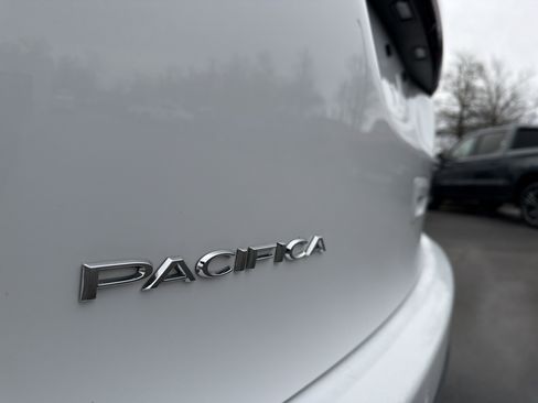 Used 2024 Chrysler Pacifica Touring-L image 32