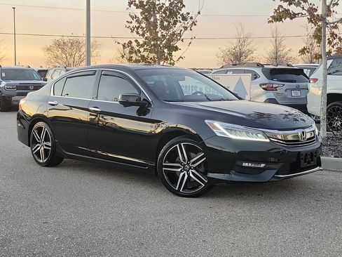 Used 2017 Honda Accord Touring image 34