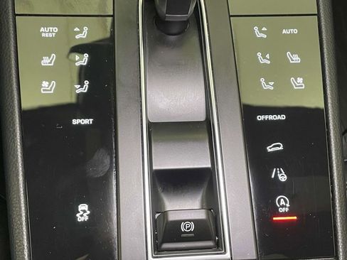 Certified 2025 Porsche Macan image 34