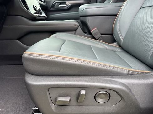 Used 2025 GMC Yukon AT4 w/ AT4 Premium Package AWD/4WD image 16