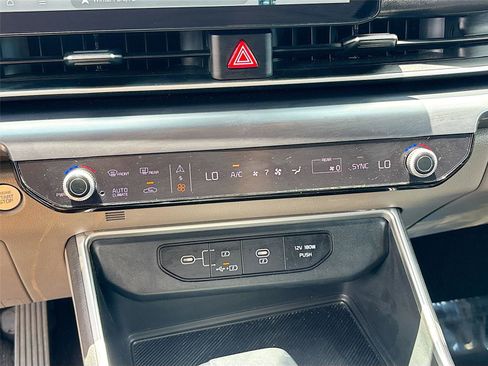 Used 2025 Kia Carnival FWD image 16