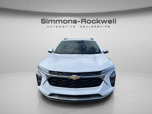 Used 2025 Chevrolet Trax LT w/ LT Convenience Package FWD image 8