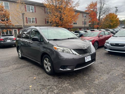 Used 2014 Toyota Sienna LE image 7