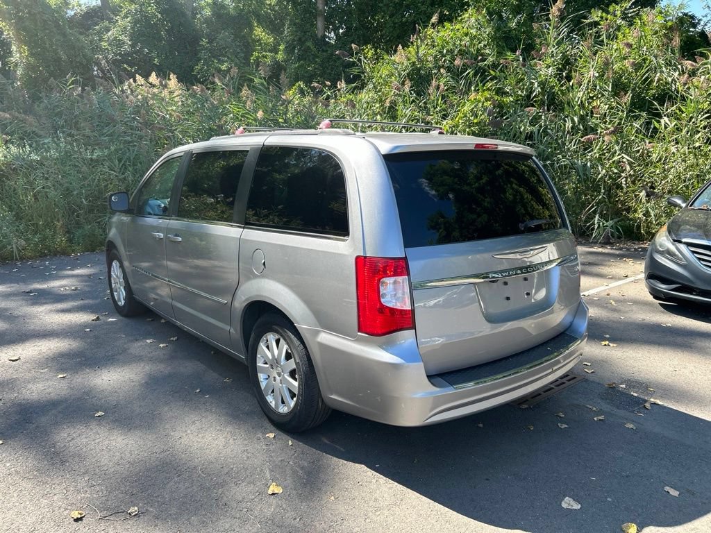 Used 2013 Chrysler Town & Country Touring FWD image 5