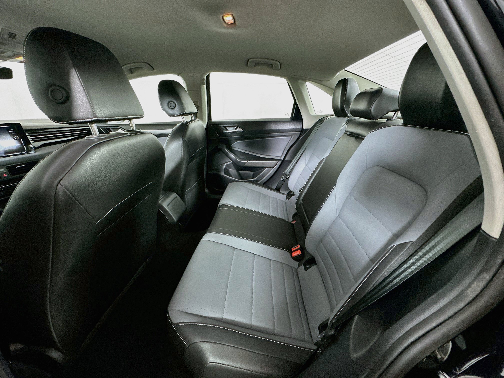 Used 2025 Volkswagen Jetta SE FWD image 26