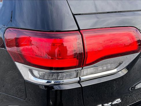 Used 2022 Jeep Grand Cherokee Limited image 28