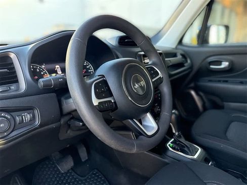 Used 2023 Jeep Renegade Latitude image 2