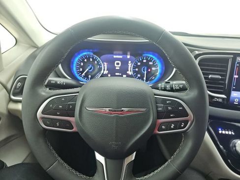 Used 2023 Chrysler Pacifica Touring-L FWD image 8