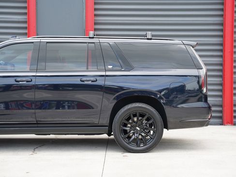 Used 2023 Cadillac Escalade ESV Sport Platinum w/ LPO, ONYX Package RWD image 7