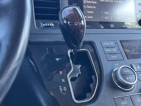 Used 2018 Toyota Sienna Limited image 16