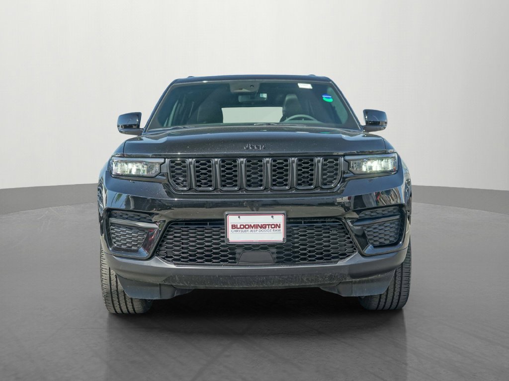 Used 2024 Jeep Grand Cherokee Altitude AWD/4WD image 2
